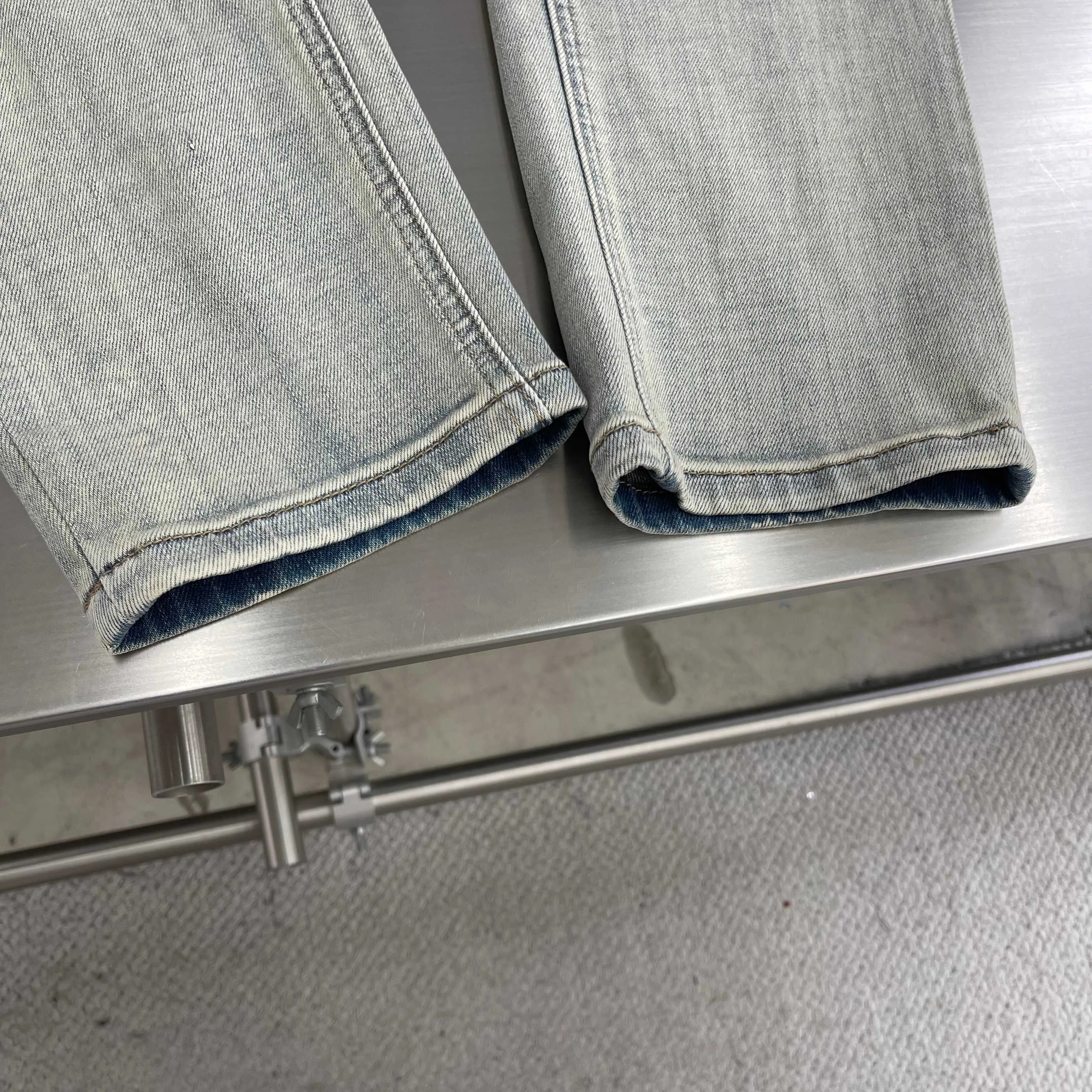 Ferragamo 🌹🌹26ss new spring and summer jeans are now available in the Premium version. Specially customized washed cloth fabrics are provided for customers. Breathable and highly comfortable. The details are impeccable. The design concept of brand elements reflects high quality. It feels delicate and soft. It presents a casual cut and the upper body shape is awesome! Sizes: 28-38 (no 35.37)